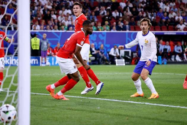 WOEBER Maximilian Team Austria own goal for 0 1 final score right GRIEZMANN Antoine UEFA Football EURO 2024 in Germany Match Group D Austria France 0 1 on 17 06 2024 in Duesseldorf DFL REGULATIONS PROHIBIT ANY USE OF PHOTOGRAPHS as IMAGE SEQUENCES and or QUASI VIDEO Copyright: xLacixPerenyix