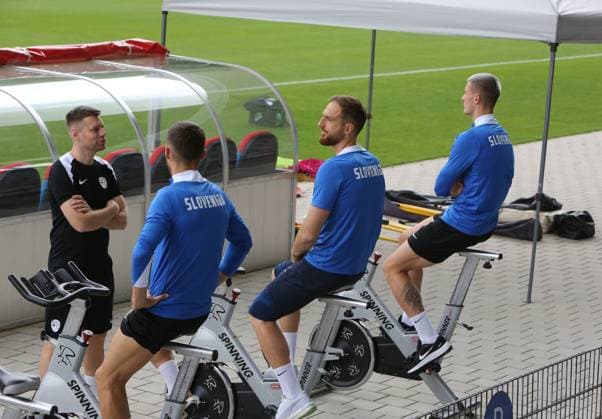 Euro 2024, Slovenian national team, base camp in Wuppertal, 17 06 2024 XX, Jan Oblak and Benjamin Sesko Slovenia training on the home trainer at the stadium at Wuppertal Zoo