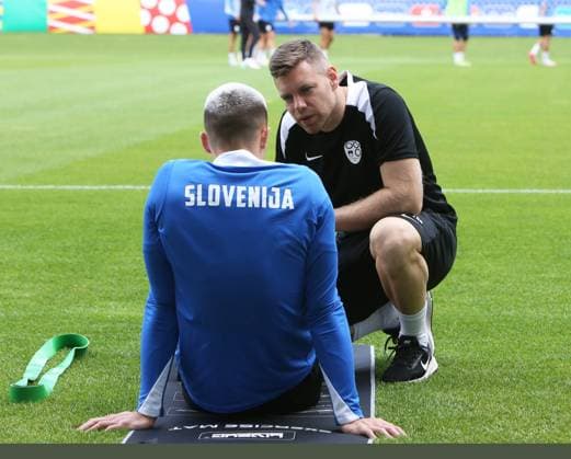 Euro 2024, Slovenian national team, base camp in Wuppertal, 17 06 2024 Benjamin Sesko Slovenia training with a therapist at the stadium at Wuppertal Zoo