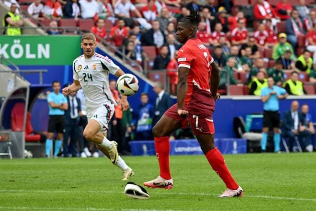 15 06 2024, xjrdrx, Football EM 2024, Hungary Switzerland emspor, v l Kurios Breel Donald Embolo Switzerland loses a bandage just before the goal to 1 3 DFL DFB REGULATIONS PROHIBIT ANY USE OF PHOTOGRAPHS as IMAGE SEQUENCES and or QUASI VIDEO Köln