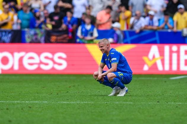 Oleksandr Zinchenko Ukraine is disappointed on his knees, UEFA EURO 2024 Group E, Romania vs Ukraine, Munich Football Arena on June 17, 2024 in Munich, Germany Photo by Silas Schueller DeFodi Images Oleksandr Zinchenko Ukraine is disappointed on his knees, UEFA EURO 2024 Group E, Romania vs Ukraine, Munich Football Arena on June 17, 2024 in Munich, Germany Photo by Silas Schueller DeFodi Images Muenchen Munich Football Arena Bavaria Germany