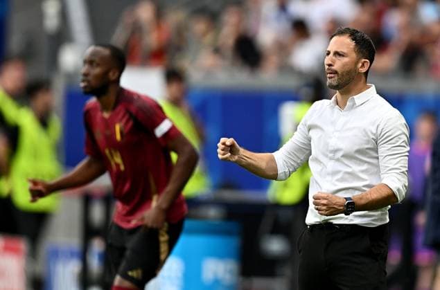 17 06 2024, xscotx, Football EM 2024, Belgium Slovakia, emspor, v l Coach Domenico Tedesco Belgium Belgium national soccer team Equipe de Belgique de football jubeln jubelnd bejubeln jubeln jubeln gives instructions, gestikuliert, mit den Armen gestikulieren gives instructions, gesticulate, gesticolando Frankfurt am Main