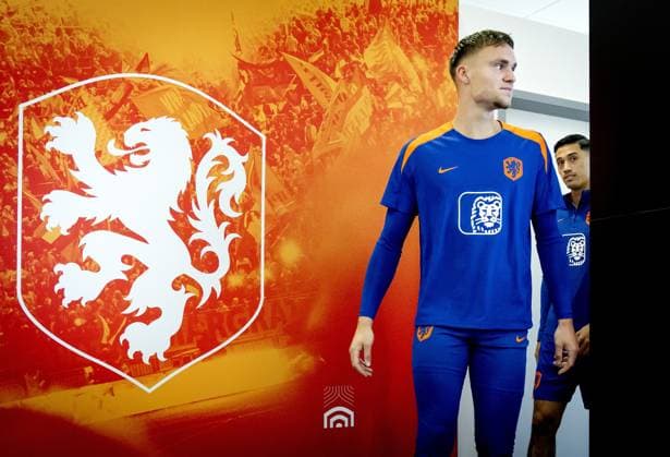 WOLFSBURG - Bart Verbruggen and Tijjani Reijnders during a media moment of the Dutch national team, Nationalteam in the Volkswagen Arena on June 18, 2024 in Wolfsburg, Germany. The Dutch national team is preparing for the group match at the European Football Championship in Germany against France. ANP KOEN VAN WEEL UEFA EURO, EM, Europameisterschaft,Fussball 2024 Germany 2024 xVIxANPxSportx xxANPxIVx 501395435 originalFilename: 501395435.jpg