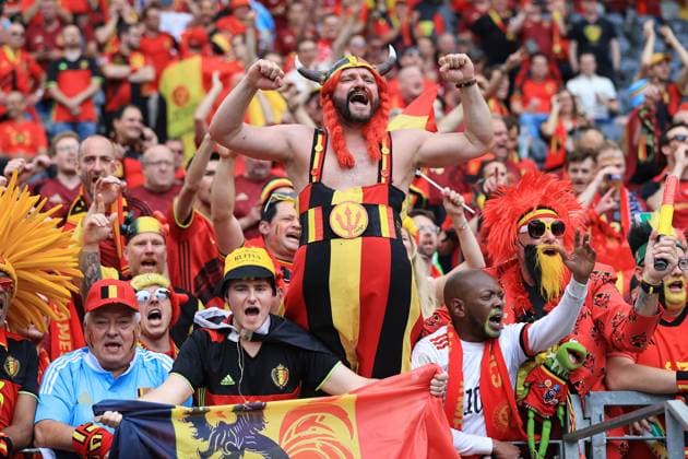 Fußball UEFA EURO 2024 Gruppe E Belgien gegen Slowakei 17. Juni 2024 UEFA EURO 2024 Gruppe E Belgien gegen Slowakei Belgiens Fans zeigen ihre Unterstützung Foto Simon Stacpoole Abseits Frankfurt Deutschland  Copyright: xSimonxStacpoolexOffside