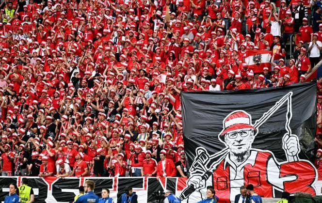 Fussball, Europameisterschaft, EURO 2024, Gruppe D, Merkur Spiel-Arena Düsseldorf: Österreich - Frankreich 0:1; Fans Österreich mit einem Plakat von Nationaltrainer Ralf Rangnick (AUT). Fan, Fans, Fankultur, Begeisterung. *** Football, European Championship, EURO 2024, Group D, Merkur Spiel Arena Düsseldorf Austria France 0 1 Fans Austria with a poster of national coach Ralf Rangnick AUT fan, fans, fan culture, enthusiasm