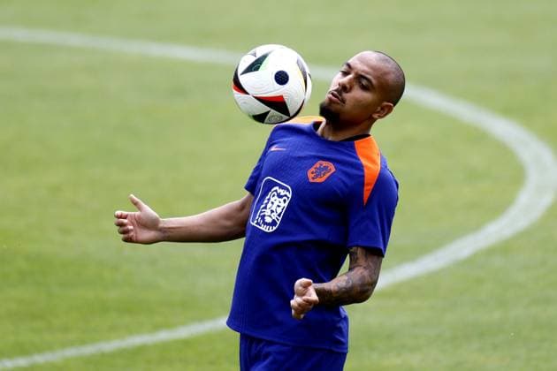 WOLFSBURG - Donyell Malen during a training session of the Dutch national team, Nationalteam at the AOK Stadium on June 18, 2024 in Wolfsburg, Germany. The Dutch national team is preparing for the group match at the European Football Championship in Germany against France. ANP KOEN VAN WEEL UEFA EURO, EM, Europameisterschaft,Fussball 2024 Germany 2024 xVIxANPxSportx xxANPxIVx 501398729 originalFilename: 501398729.jpg