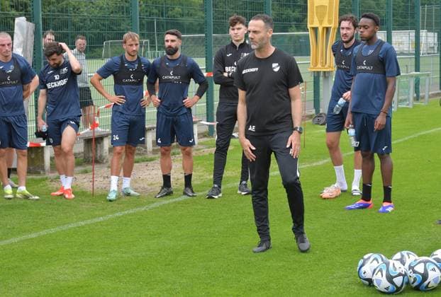 17.06.2024, GER, Fussball, 3.Liga, Saison 2024 2025, Sportclub-Arena, Verl SC Verl, Trainingsauftakt 2024 2025 Alexander Ende (Trainer SC Verl, rechts) bei der Ansprache an die Mannschaft, Aktion, Einzelbild, Quer, Mimik, Gestik, Trainer, Coach *** 17 06 2024, GER, Football, 3 Liga, Season 2024 2025, Sportclub Arena, Verl SC Verl, Training kick-off 2024 2025 Alexander Ende Coach SC Verl, right during the address to the team, action, single image, cross, facial expression, gesture, coach, trainer