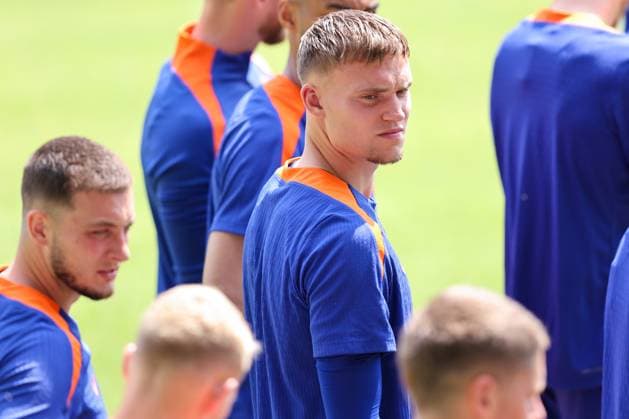 2024-06-18 Training Session Netherlands WOLFSBURG, GERMANY - JUNE 18: Bart Verbruggen of the Netherlands during a training session prior to the Group D - UEFA EURO, EM, Europameisterschaft,Fussball 2024 match between Netherlands and France at AOK Stadium on June 18, 2024 in Wolfsburg, Germany. (Photo by Peter Lous BSR Agency) Wolfsburg Germany Content not available for redistribution in The Netherlands directly or indirectly through any third parties. Copyright: xBSRxAgencyx