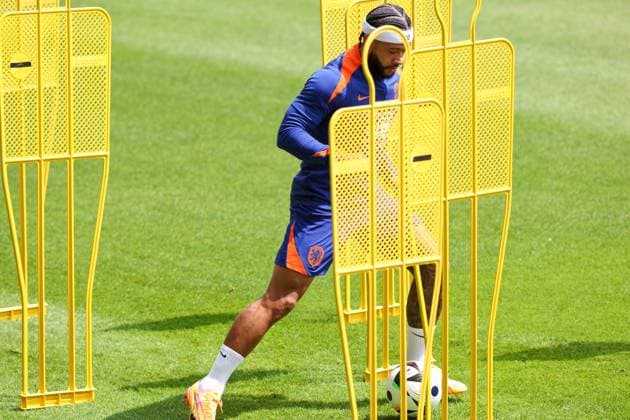 2024-06-18 Training Session Netherlands WOLFSBURG, GERMANY - JUNE 18: Memphis Depay of the Netherlands during a training session prior to the Group D - UEFA EURO, EM, Europameisterschaft,Fussball 2024 match between Netherlands and France at AOK Stadium on June 18, 2024 in Wolfsburg, Germany. (Photo by Peter Lous BSR Agency) Wolfsburg Germany Content not available for redistribution in The Netherlands directly or indirectly through any third parties. Copyright: xBSRxAgencyx