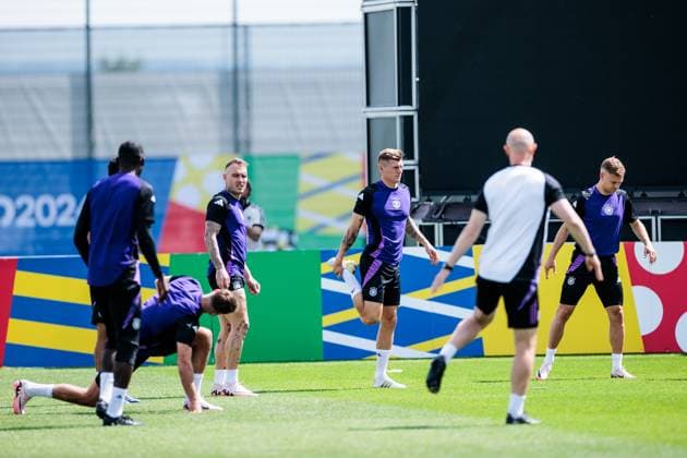 UEFA EURO 2024 Final training Germany 18 06 2024 Toni Kroos Germany, 8 stretches UEFA EURO 2024 Final training Germany before the match against Hungary Herzobase, Herzogenaurach on 18 06 2024 Copyright: xBEAUTIFULxSPORTS Wunderlx
