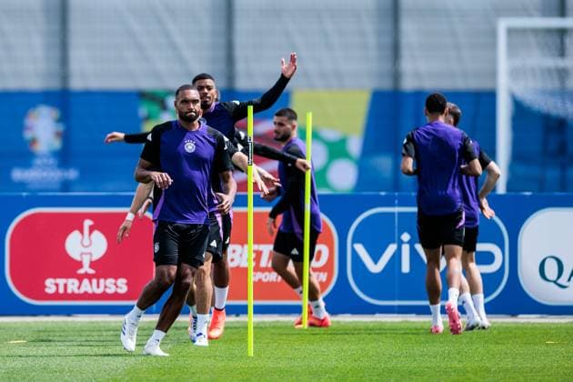 UEFA EURO 2024 Final training Germany 18 06 2024 Warm Up Jonathan Tah Germany, 4 UEFA EURO 2024 Final training Germany before the match against Hungary Herzobase, Herzogenaurach on 18 06 2024 Copyright: xBEAUTIFULxSPORTS Wunderlx
