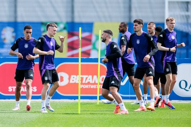 UEFA EURO 2024 Final training Germany 18 06 2024 Warm Up Jamal Musiala Germany, 10 , Florian Wirtz Germany, 17 UEFA EURO 2024 Final training Germany before the match against Hungary Herzobase, Herzogenaurach on 18 06 2024 Copyright: xBEAUTIFULxSPORTS Wunderlx