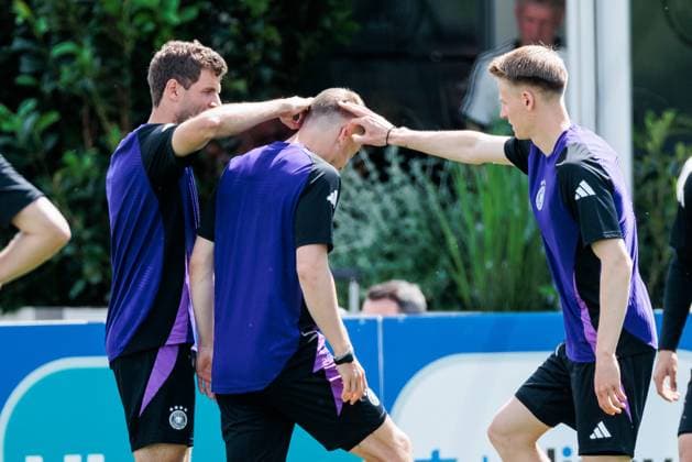 UEFA EURO 2024 Final training Germany 18 06 2024 Thomas Müller Germany, 13 and Chris Führich Germany, 11 give Maximilian Mittelstädt Germany, 18 ear flicks UEFA EURO 2024 Final training Germany before the match against Hungary Herzobase, Herzogenaurach on 18 06 2024 Copyright: xBEAUTIFULxSPORTS Wunderlx