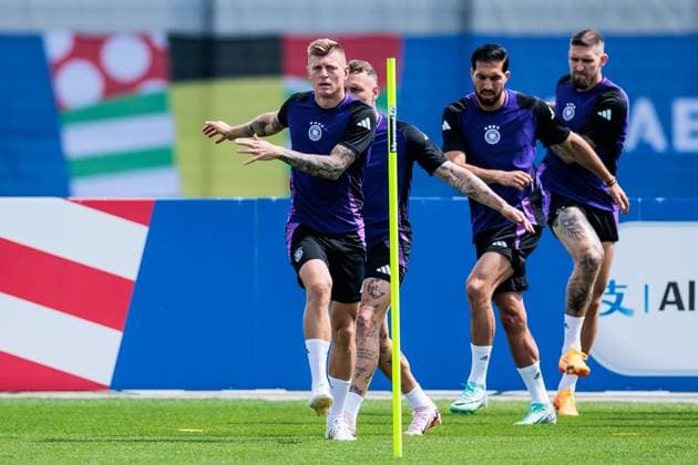 UEFA EURO 2024 Final training Germany 18 06 2024 Warm Up Toni Kroos Germany, 8 UEFA EURO 2024 Final training Germany before the match against Hungary Herzobase, Herzogenaurach on 18 06 2024 Copyright: xBEAUTIFULxSPORTS Wunderlx