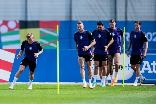 UEFA EURO 2024 Final training Germany 18 06 2024 Warm Up Toni Kroos Germany, 8 , David Raum Germany, 3 UEFA EURO 2024 Final training Germany before the match against Hungary Herzobase, Herzogenaurach on 18 06 2024 Copyright: xBEAUTIFULxSPORTS Wunderlx
