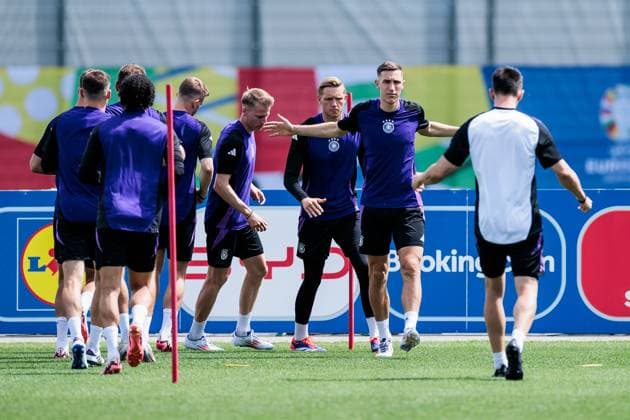 UEFA EURO 2024 Final training Germany 18 06 2024 Warm Up Nico Schlotterbeck Germany, 15 UEFA EURO 2024 Final training Germany before the match against Hungary Herzobase, Herzogenaurach on 18 06 2024 Copyright: xBEAUTIFULxSPORTS Wunderlx