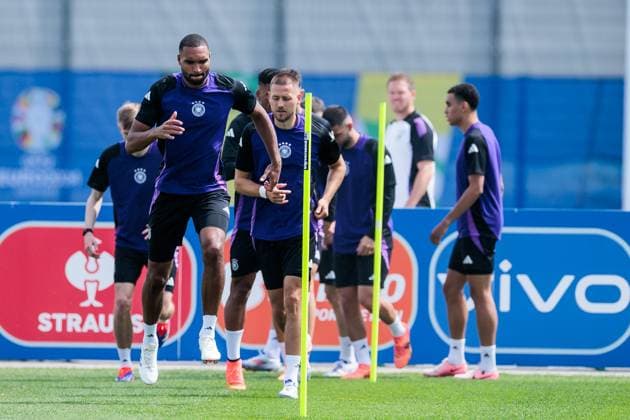 UEFA EURO 2024 Final training Germany 18 06 2024 Warm Up Jonathan Tah Germany, 4 UEFA EURO 2024 Final training Germany before the match against Hungary Herzobase, Herzogenaurach on 18 06 2024 Copyright: xBEAUTIFULxSPORTS Wunderlx