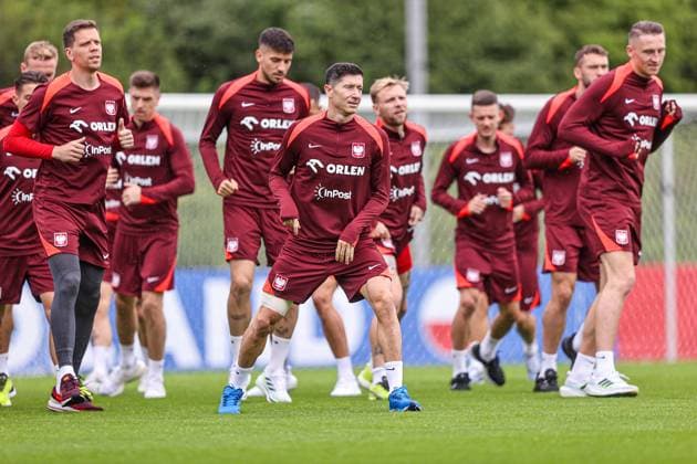 18.06.2024 HANNOVER, NIEMCY PILKA NOZNA (FOOTBALL) UEFA EURO, EM, Europameisterschaft,Fussball 2024 - CENTRUM TRENINGOWE REPREZENTACJI POLSKI - HANNOVER 96 ACADEMIE KONFERENCJA PRASOWA I TRENING REPREZENTACJI POLSKI NZ TRENING REPREZENTACJI POLSKI ILUSTRACJA, WOJCIECH SZCZESNY, ROBERT LEWANDOWSKI, MARCIN BULKA FOTO LUKASZ GROCHALA CYFRASPORT NEWSPIX.PL --- Newspix.pl  20240618CSLG0020