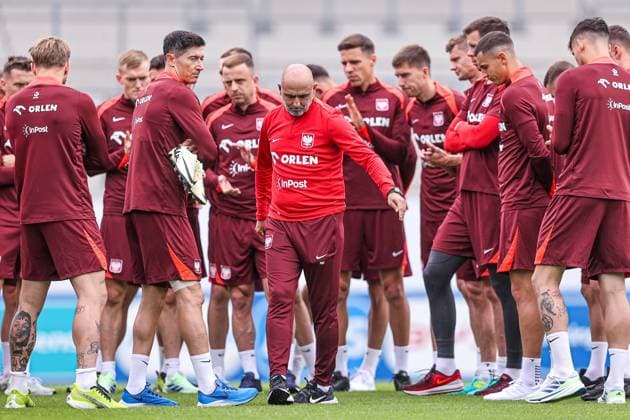 18.06.2024 HANNOVER, NIEMCY PILKA NOZNA (FOOTBALL) UEFA EURO, EM, Europameisterschaft,Fussball 2024 - CENTRUM TRENINGOWE REPREZENTACJI POLSKI - HANNOVER 96 ACADEMIE KONFERENCJA PRASOWA I TRENING REPREZENTACJI POLSKI NZ TRENING REPREZENTACJI POLSKI ILUSTRACJA, ROBERT LEWANDOWSKI, MICHAL PROBIERZ TRENER HEAD COACH SELEKCJONER REPREZENTACJI POLSKI FOTO LUKASZ GROCHALA CYFRASPORT NEWSPIX.PL --- Newspix.pl  20240618CSLG0024