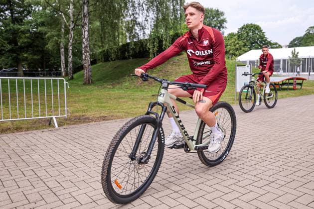 18.06.2024 HANNOVER, NIEMCY PILKA NOZNA (FOOTBALL) UEFA EURO, EM, Europameisterschaft,Fussball 2024 - CENTRUM TRENINGOWE REPREZENTACJI POLSKI - HANNOVER 96 ACADEMIE KONFERENCJA PRASOWA I TRENING REPREZENTACJI POLSKI NZ POLSKA TRENING ILUSTRACJA - DROGA NA TRENING ROWERAMI, MICHAL SKORAS FOTO LUKASZ GROCHALA CYFRASPORT NEWSPIX.PL --- Newspix.pl  20240618CSLG0027