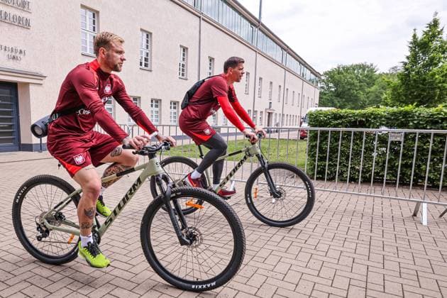 18.06.2024 HANNOVER, NIEMCY PILKA NOZNA (FOOTBALL) UEFA EURO, EM, Europameisterschaft,Fussball 2024 - CENTRUM TRENINGOWE REPREZENTACJI POLSKI - HANNOVER 96 ACADEMIE KONFERENCJA PRASOWA I TRENING REPREZENTACJI POLSKI NZ POLSKA TRENING ILUSTRACJA - DROGA NA TRENING ROWERAMI, TYMOTEUSZ PUCHACZ FOTO LUKASZ GROCHALA CYFRASPORT NEWSPIX.PL --- Newspix.pl  20240618CSLG0031