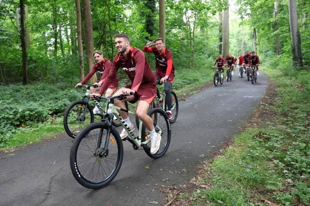 HANOWER 18.06.2024 PILKARZE REPREZENTACJI POLSKI JADA ROWERAMI NA TRENING W TRAKCIE NA EURO 2024 --- FOOTBALLERS FROM POLISH FOOTBALL national team, Nationalteam CYCLING ON EURO 2024 IN HANOVER MICHAL SKORAS SEBASTIAN WALUKIEWICZ WOJCIECH SZCZESNY FOT. PIOTR KUCZA FOTOPYK NEWSPIX.PL --- Newspix.pl  240618PYK0010