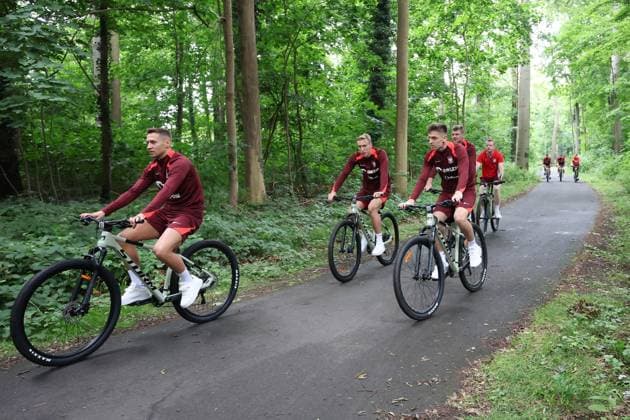 HANOWER 18.06.2024 PILKARZE REPREZENTACJI POLSKI JADA ROWERAMI NA TRENING W TRAKCIE NA EURO 2024 --- FOOTBALLERS FROM POLISH FOOTBALL national team, Nationalteam CYCLING ON EURO 2024 IN HANOVER PRZEMYSLAW FRANKOWSKI ADAM BUKSA KRZYSZTOF PIATEK FOT. PIOTR KUCZA FOTOPYK NEWSPIX.PL --- Newspix.pl  240618PYK0012