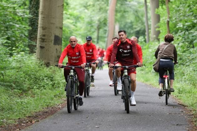 HANOWER 18.06.2024 PILKARZE REPREZENTACJI POLSKI JADA ROWERAMI NA TRENING W TRAKCIE NA EURO 2024 --- FOOTBALLERS FROM POLISH FOOTBALL national team, Nationalteam CYCLING ON EURO 2024 IN HANOVER MICHAL PROBIERZ ROBERT LEWANDOWSKI FOT. PIOTR KUCZA FOTOPYK NEWSPIX.PL --- Newspix.pl  240618PYK0042
