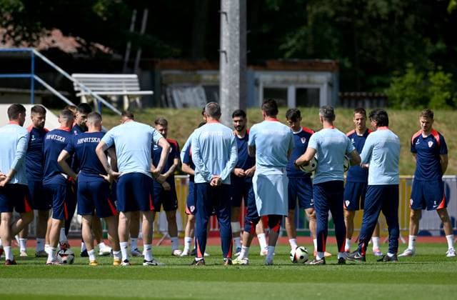 Croatia Training Session And press conference, PK, Pressekonferenz Group B - UEFA EURO, EM, Europameisterschaft,Fussball 2024 NEURUPPIN, GERMANY - JUNE 18: Croatia Head Coach Zlatko Dalic speaks with Croatian Nathional Team during Croatian National Football Team training session at UEFA 2024 Croatia Base Camp on June 18, 2024 in Neuruppin, Germany. MarkoxLukunic PIXSELL