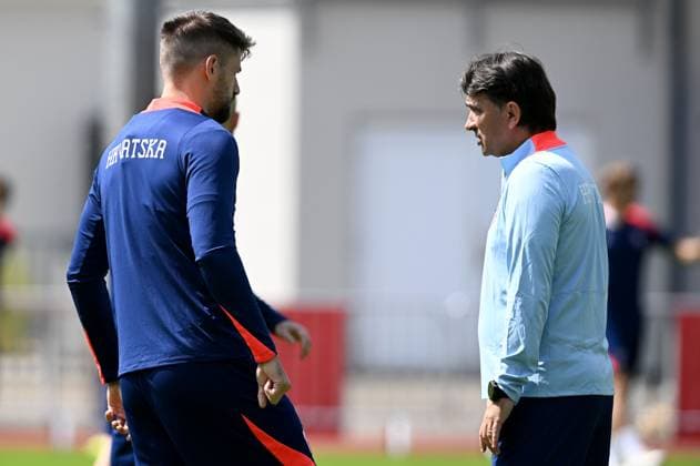 Croatia Training Session And press conference, PK, Pressekonferenz Group B - UEFA EURO, EM, Europameisterschaft,Fussball 2024 NEURUPPIN, GERMANY - JUNE 18: Croatia Head Coach Zlatko Dalic speaks with Bruno Petkovic of Croatia during Croatian National Football Team training session at UEFA 2024 Croatia Base Camp on June 18, 2024 in Neuruppin, Germany. MarkoxLukunic PIXSELL