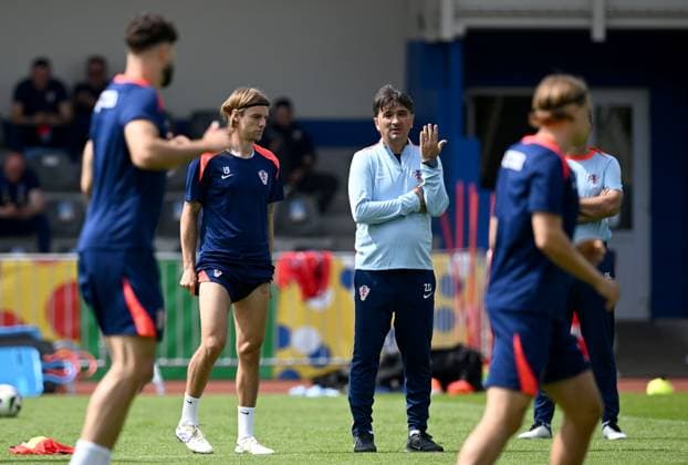 Croatia Training Session And press conference, PK, Pressekonferenz Group B - UEFA EURO, EM, Europameisterschaft,Fussball 2024 NEURUPPIN, GERMANY - JUNE 18: Croatia Head Coach Zlatko Dalic speaks with Borna Sosa of Croatia during Croatian National Football Team training session at UEFA 2024 Croatia Base Camp on June 18, 2024 in Neuruppin, Germany. MarkoxLukunic PIXSELL