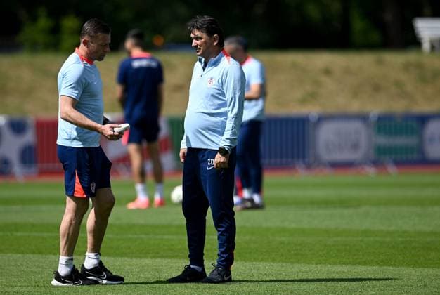Croatia Training Session And press conference, PK, Pressekonferenz Group B - UEFA EURO, EM, Europameisterschaft,Fussball 2024 NEURUPPIN, GERMANY - JUNE 18: Croatia Coach Ivica Olic speaks with Croatia Head Coach Zlatko Dalic during Croatian National Football Team training session at UEFA 2024 Croatia Base Camp on June 18, 2024 in Neuruppin, Germany. MarkoxLukunic PIXSELL