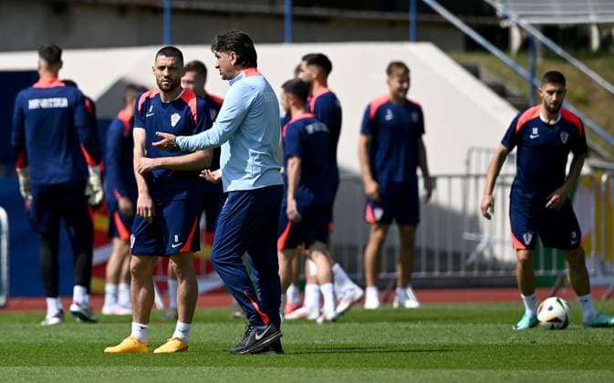 Croatia Training Session And press conference, PK, Pressekonferenz Group B - UEFA EURO, EM, Europameisterschaft,Fussball 2024 NEURUPPIN, GERMANY - JUNE 18: Croatia Head Coach Zlatko Dalic speaks with Mateo Kovacic of Croatia during Croatian National Football Team training session at UEFA 2024 Croatia Base Camp on June 18, 2024 in Neuruppin, Germany. MarkoxLukunic PIXSELL