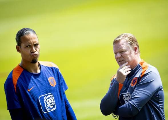 WOLFSBURG - Virgil van Dijk and national coach Ronald Koeman during a training session of the Dutch national team, Nationalteam at the AOK Stadium on June 18, 2024 in Wolfsburg, Germany. The Dutch national team is preparing for the group match at the European Football Championship in Germany against France. ANP KOEN VAN WEEL UEFA EURO, EM, Europameisterschaft,Fussball 2024 Germany 2024 xVIxANPxSportx xxANPxIVx 501402769 originalFilename: 501402769.jpg