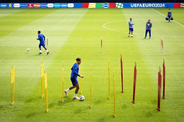 WOLFSBURG - Steven Bergwijn and Virgil van Dijk during a training session of the Dutch national team, Nationalteam at the AOK Stadium on June 18, 2024 in Wolfsburg, Germany. The Dutch national team is preparing for the group match at the European Football Championship in Germany against France. ANP KOEN VAN WEEL UEFA EURO, EM, Europameisterschaft,Fussball 2024 Germany 2024 xVIxANPxSportx xxANPxIVx 501403323 originalFilename: 501403323.jpg