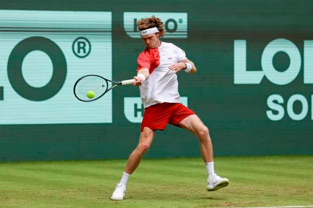 Andrey Rublev Russia controls the ball, TERRA WORTMANN Open 2024, Marcos Giron vs Andrey Rublev, Gerry Weber Stadium, 18 06 2024, Halle, Germany