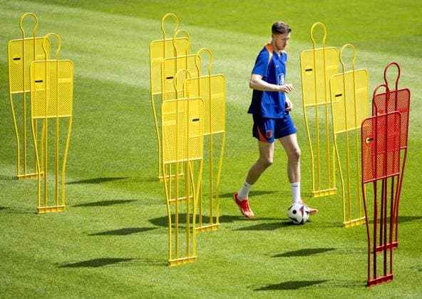 WOLFSBURG - Wout Weghorst during a training session of the Dutch national team, Nationalteam at the AOK Stadium on June 18, 2024 in Wolfsburg, Germany. The Dutch national team is preparing for the group match at the European Football Championship in Germany against France. ANP KOEN VAN WEEL UEFA EURO, EM, Europameisterschaft,Fussball 2024 Germany 2024 xVIxANPxSportx xxANPxIVx 501403351 originalFilename: 501403351.jpg