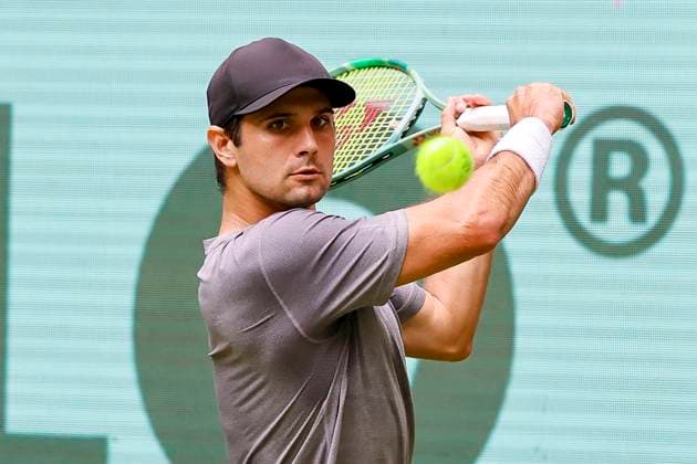 Marcos Giron USA controls the ball, TERRA WORTMANN Open 2024, Marcos Giron vs Andrey Rublev, Gerry Weber Stadium, 18 06 2024, Halle, Germany