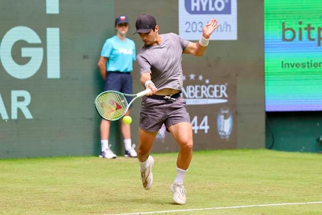 Marcos Giron USA controls the ball, TERRA WORTMANN Open 2024, Marcos Giron vs Andrey Rublev, Gerry Weber Stadium, 18 06 2024, Halle, Germany
