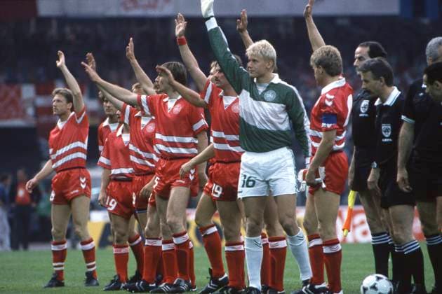 Archivbilder der Woche SPORT KW25 Die daenische Mannschaft winkt den Zuschauern, allgemein, feature, Randmotiv, Symbolfoto Italien (ITA) - Daenemark (DEN) 2:0, Fussball EM EURO 1988 in Deutschland, 17.06.1988 im Muengersdorfer Stadion Koeln, *** The Danish team waves to the spectators, general, feature, border motif, symbol photo Italy ITA Denmark DEN 2 0, EURO 1988 soccer in Germany, 17 06 1988 in the Muengersdorf stadium in Cologne,
