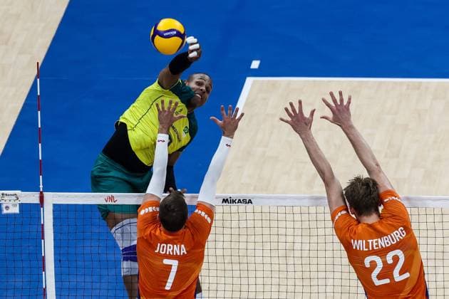(240618) -- PASAY CITY, June 18, 2024 -- Yoandy Leal Hidalgo (top) of Brazil spikes the ball during the match between Brazil and the Netherlands at the Men s Volleyball Nations League (VNL) 2024 in Pasay City, the Philippines, on June 18, 2024. ) (SP)THE PHILIPPINES-VOLLEYBALL-NATIONS LEAGUE-MEN-BRAZIL VS THE NETHERLANDS ROUELLExUMALI 