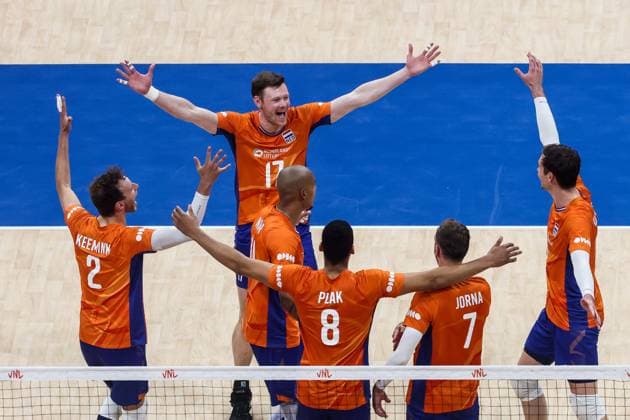 (240618) -- PASAY CITY, June 18, 2024 -- Players of the Netherlands celebrate after scoring during the match between Brazil and the Netherlands at the Men s Volleyball Nations League (VNL) 2024 in Pasay City, the Philippines, on June 18, 2024. ) (SP)THE PHILIPPINES-VOLLEYBALL-NATIONS LEAGUE-MEN-BRAZIL VS THE NETHERLANDS ROUELLExUMALI 