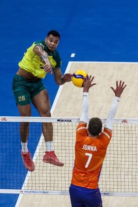 (240618) -- PASAY CITY, June 18, 2024 -- Darlan Ferreira Souza (L) of Brazil spikes the ball against Gijs Jorna of the Netherlands during the match between Brazil and the Netherlands at the Men s Volleyball Nations League (VNL) 2024 in Pasay City, the Philippines, on June 18, 2024. ) (SP)THE PHILIPPINES-VOLLEYBALL-NATIONS LEAGUE-MEN-BRAZIL VS THE NETHERLANDS ROUELLExUMALI 