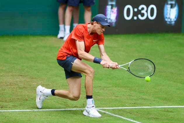 Jannik Sinner Italy controls the ball, TERRA WORTMANN Open 2024, Jannik Sinner vs Tallon Griekspoor, Gerry Weber Stadium, 18 06 2024, Halle, Germany