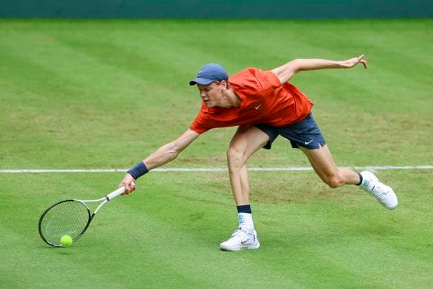 Jannik Sinner Italy controls the ball, TERRA WORTMANN Open 2024, Jannik Sinner vs Tallon Griekspoor, Gerry Weber Stadium, 18 06 2024, Halle, Germany