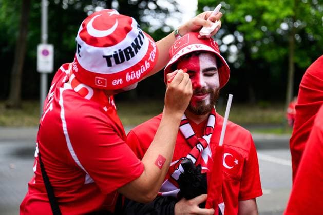 240618 Fans of Türkiye ahead of the UEFA Euro 2024 Football Championship match between Türkiye and Georgia on June 18, 2024 in Dortmund Photo Jesper Zerman BILDBYRAN kod JZ JZ0541 fotboll football soccer fotballs em europamästerskap em uefa euro uefa european football championship euro 2024 türkiye georgien georgia bbeng turkiet turkey publik  Copyright: JESPERxZERMAN BB240618JZ003