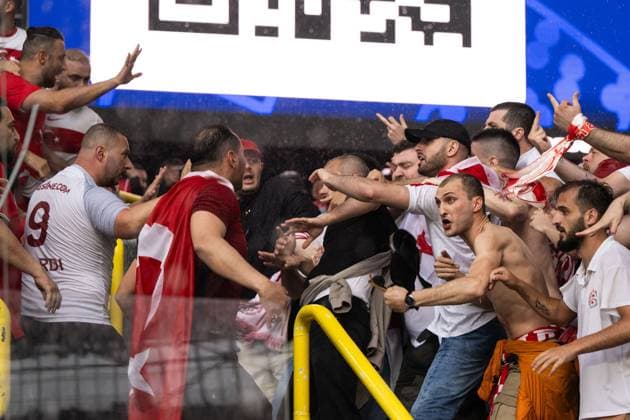 240618 Brawl between fans of Türkiye and of Georgia ahead of the UEFA Euro 2024 Football Championship match between Türkiye and Georgia on June 18, 2024 in Dortmund Photo Jesper Zerman BILDBYRAN kod JZ JZ0541 fotboll football soccer fotballs em europamästerskap em uefa euro uefa european football championship euro 2024 türkiye georgien georgia bbeng turkiet turkey publik  Copyright: JESPERxZERMAN BB240618JZ015