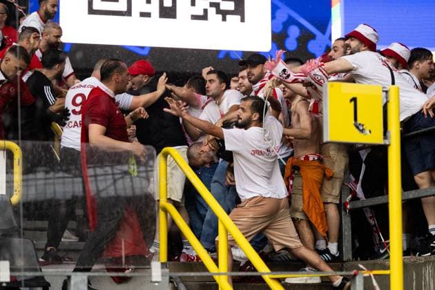 240618 Brawl between fans of Türkiye and of Georgia ahead of the UEFA Euro 2024 Football Championship match between Türkiye and Georgia on June 18, 2024 in Dortmund Photo Jesper Zerman BILDBYRAN kod JZ JZ0541 fotboll football soccer fotballs em europamästerskap em uefa euro uefa european football championship euro 2024 türkiye georgien georgia bbeng turkiet turkey publik  Copyright: JESPERxZERMAN BB240618JZ016