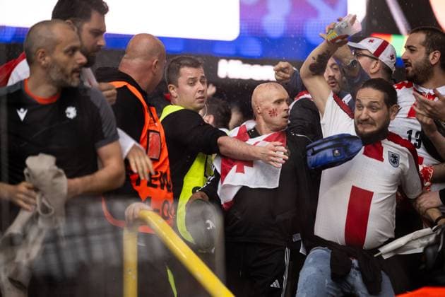 240618 Brawl between fans of Türkiye and of Georgia ahead of the UEFA Euro 2024 Football Championship match between Türkiye and Georgia on June 18, 2024 in Dortmund Photo Jesper Zerman BILDBYRAN kod JZ JZ0541 fotboll football soccer fotballs em europamästerskap em uefa euro uefa european football championship euro 2024 türkiye georgien georgia bbeng turkiet turkey publik  Copyright: JESPERxZERMAN BB240618JZ018