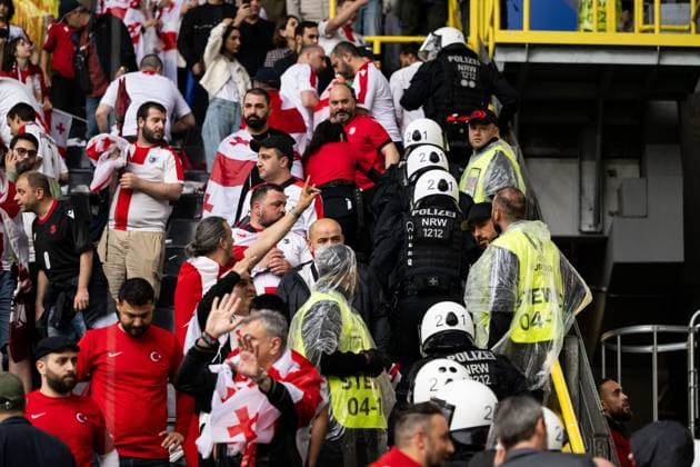 240618 Police between fans of Türkiye and of Georgia ahead of the UEFA Euro 2024 Football Championship match between Türkiye and Georgia on June 18, 2024 in Dortmund Photo Jesper Zerman BILDBYRAN kod JZ JZ0541 fotboll football soccer fotballs em europamästerskap em uefa euro uefa european football championship euro 2024 türkiye georgien georgia bbeng turkiet turkey publik  Copyright: JESPERxZERMAN BB240618JZ023